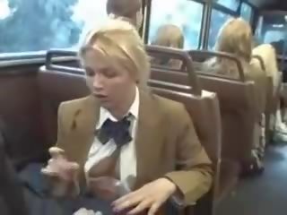Blondýna femme fatale sať ázijské chlapci člen na the autobus