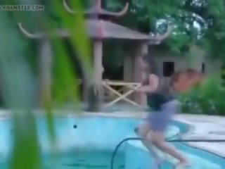 Indian matusa în piscina sutien și pentru chiloți sau pantalonași, gratis sex video 57
